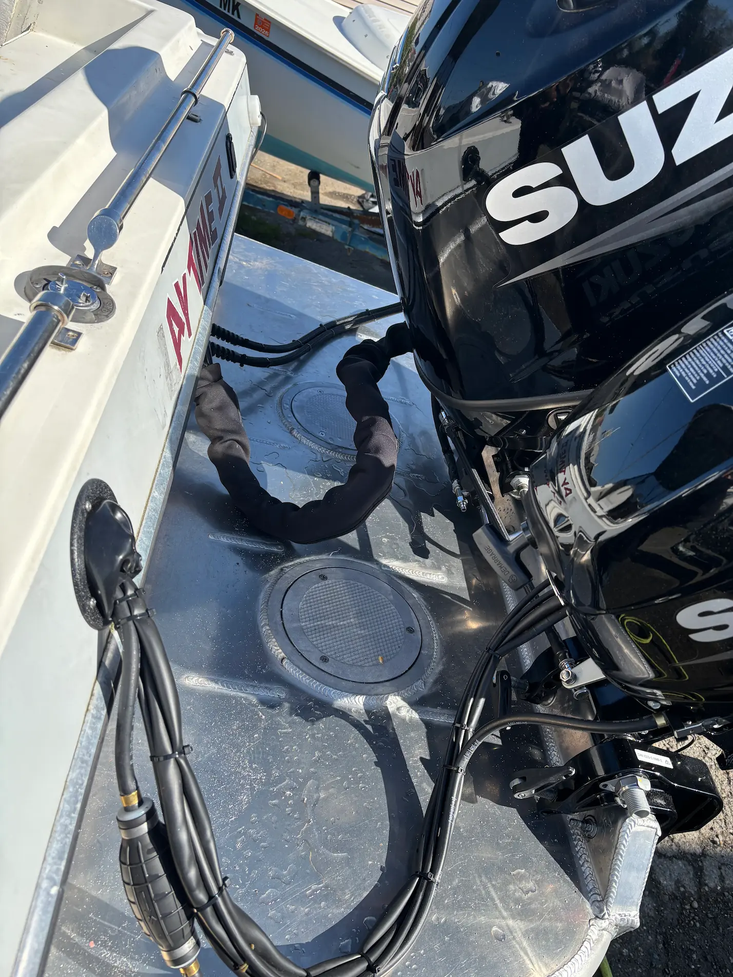 Suzuki outboard and connections seen from above